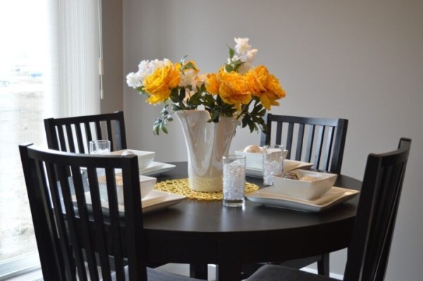 Искусственные цветы в интерьере дома – 6 советов по выбору и декору